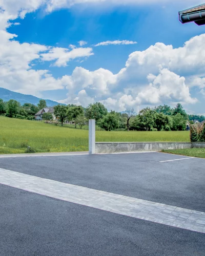 Réalisation d'une cour en enrobé et bordures pavés béton